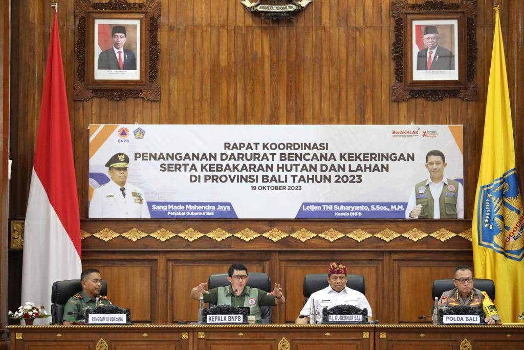 Kepala BNPB Letjen TNI Suharyanto S.Sos., M.M., (dua kiri) memberikan arahan dalam Rapat Koordinasi Penanganan Darurat Bencana Kekeringan Serta Kebakaran Hutan dan Lahan di Provinsi Bali yang digelar di Kantor Gubernur Bali, Kota Denpasar, Bali, Kamis (19/10).